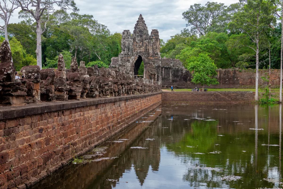 Riesige geschnitzte Steingesichter auf den Türmen des Bayon-Tempels im Zentrum von Angkor Thom, Kambodscha