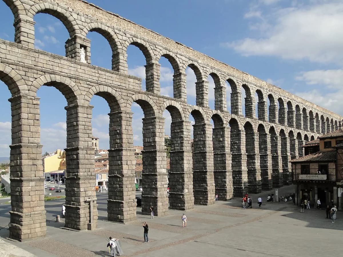 Die zweistöckigen Bögen des römischen Aquädukts von Segovia, Spanien