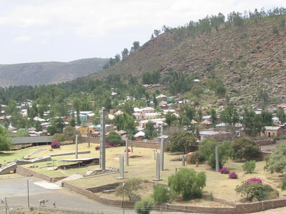 Hoch aufragende Granitstelen (Obelisken) im Nördlichen Stelenfeld von Axum, Äthiopien