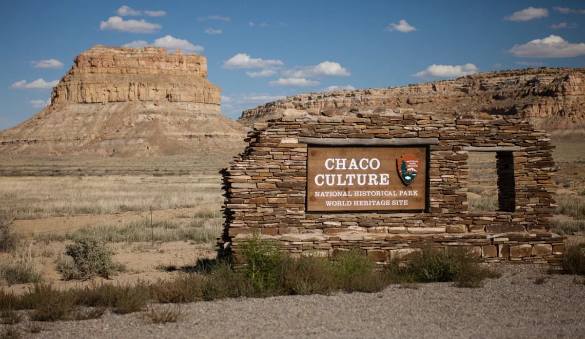 Luftaufnahme von Pueblo Bonito, dem größten Großhaus im Chaco Canyon