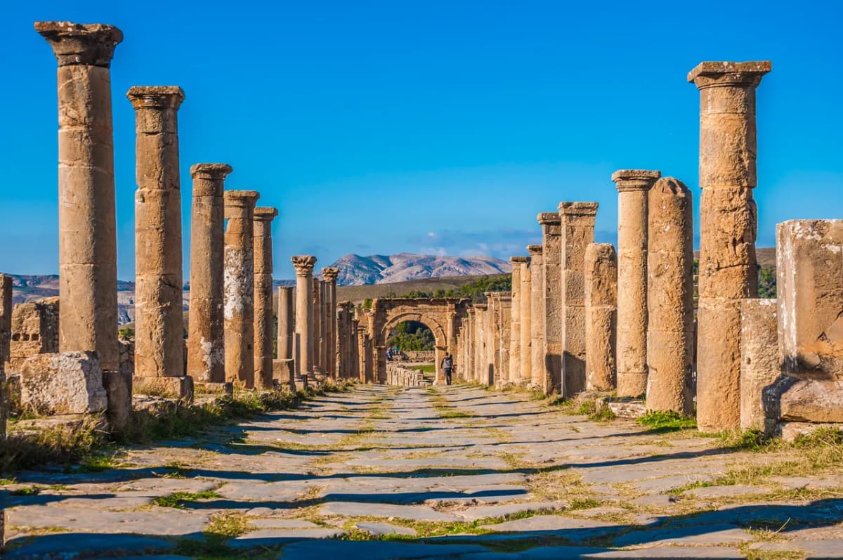 Das römische Forum von Cuicul (Djemila), Algerien, mit Bergen im Hintergrund