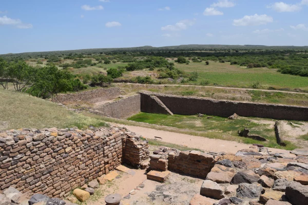 Hindistan, Gujarat'taki Dholavira'da çok katlı kalıntılar ve kayaya oyulmuş rezervuar