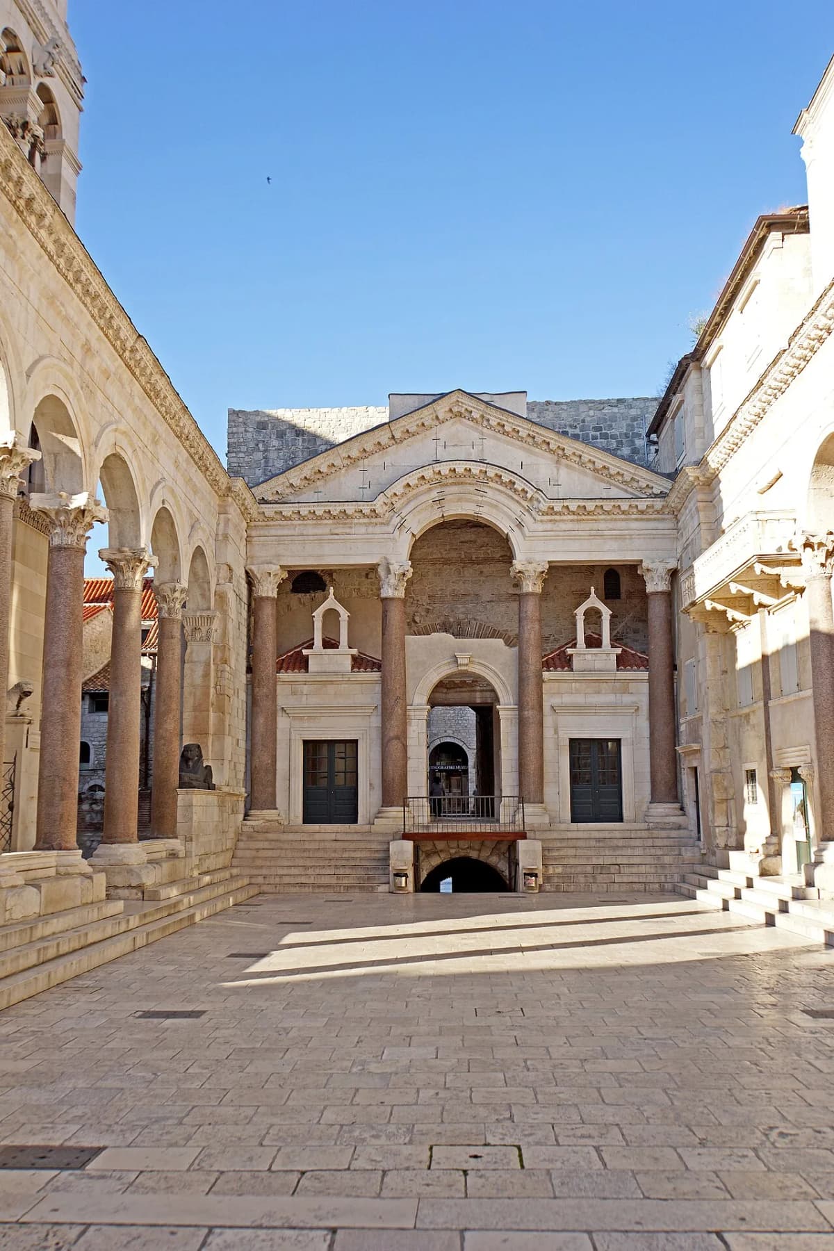 Der Peristylhof des Diokletianpalastes in Split, Kroatien