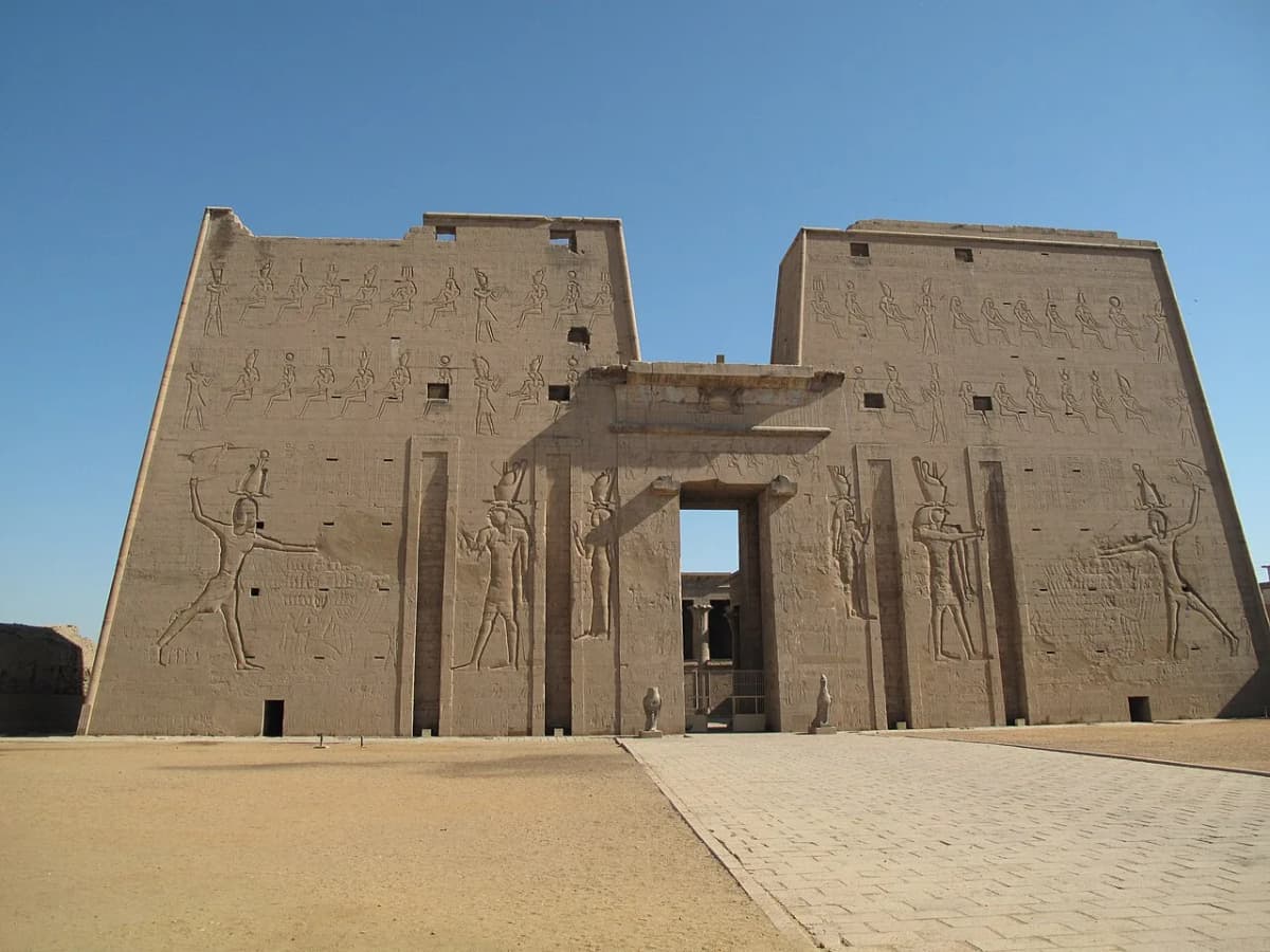 Der große Pylon des ptolemäischen Horus-Tempels in Edfu, Ägypten