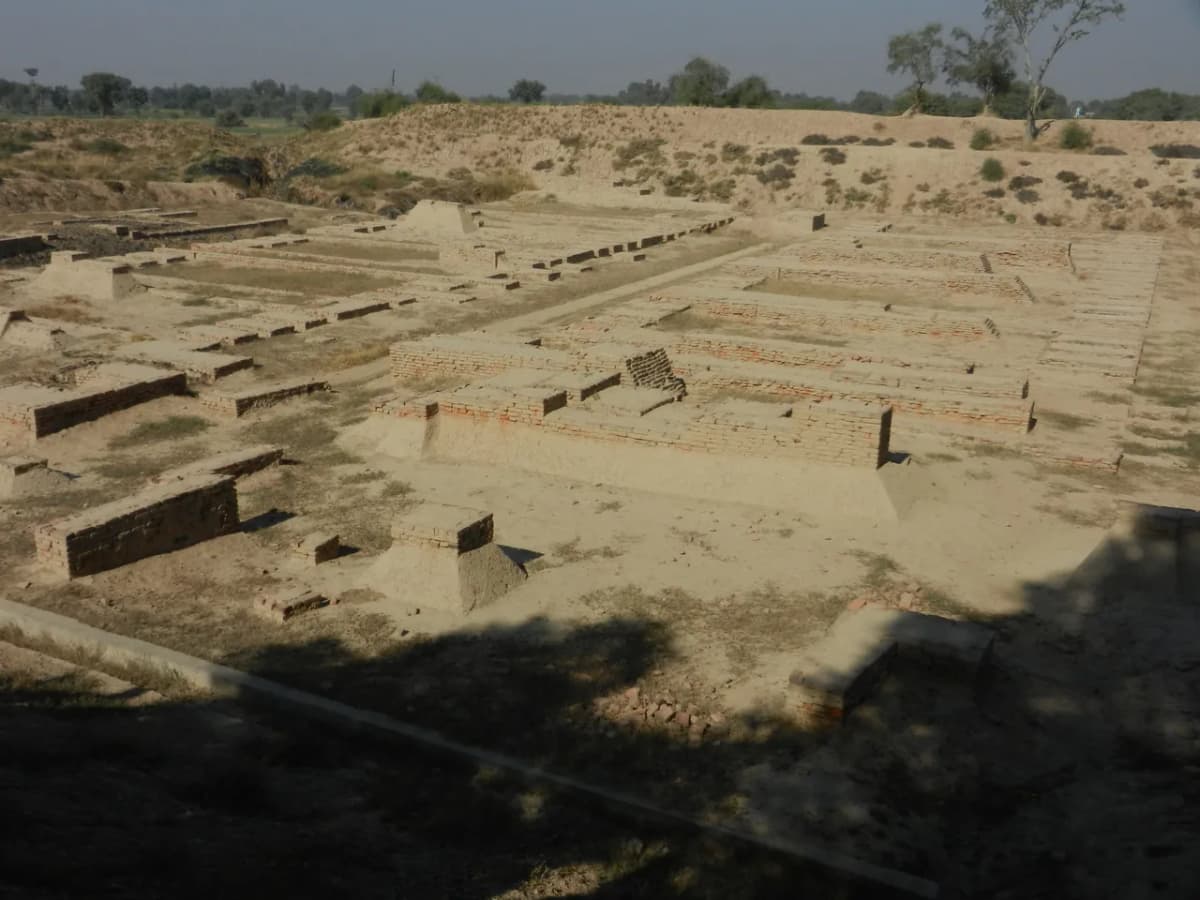 Archäologische Überreste des Kornspeichers und der großen Halle in Harappa, Pakistan