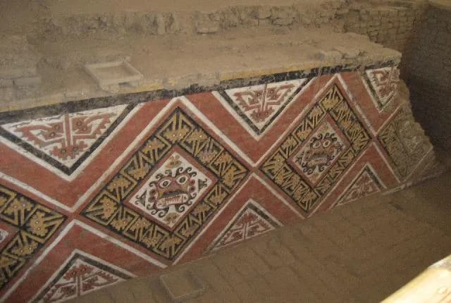 Polychrome Wandmalerei, die die Moche-Gottheit Ai Apaec in Huaca de la Luna, La Libertad, Peru, darstellt