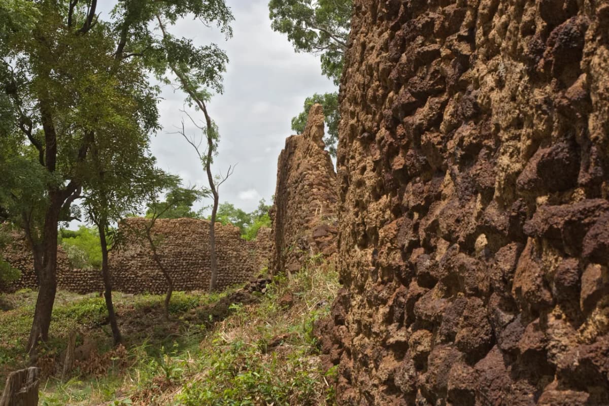 Massive Trockensteinmauern der Ruinen von Loropéni, Provinz Poni, Burkina Faso