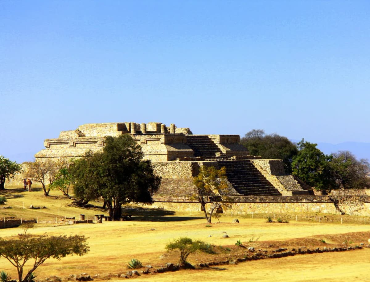 Kuzey Platformu'ndan görülen Monte Albán'ın Büyük Meydanı