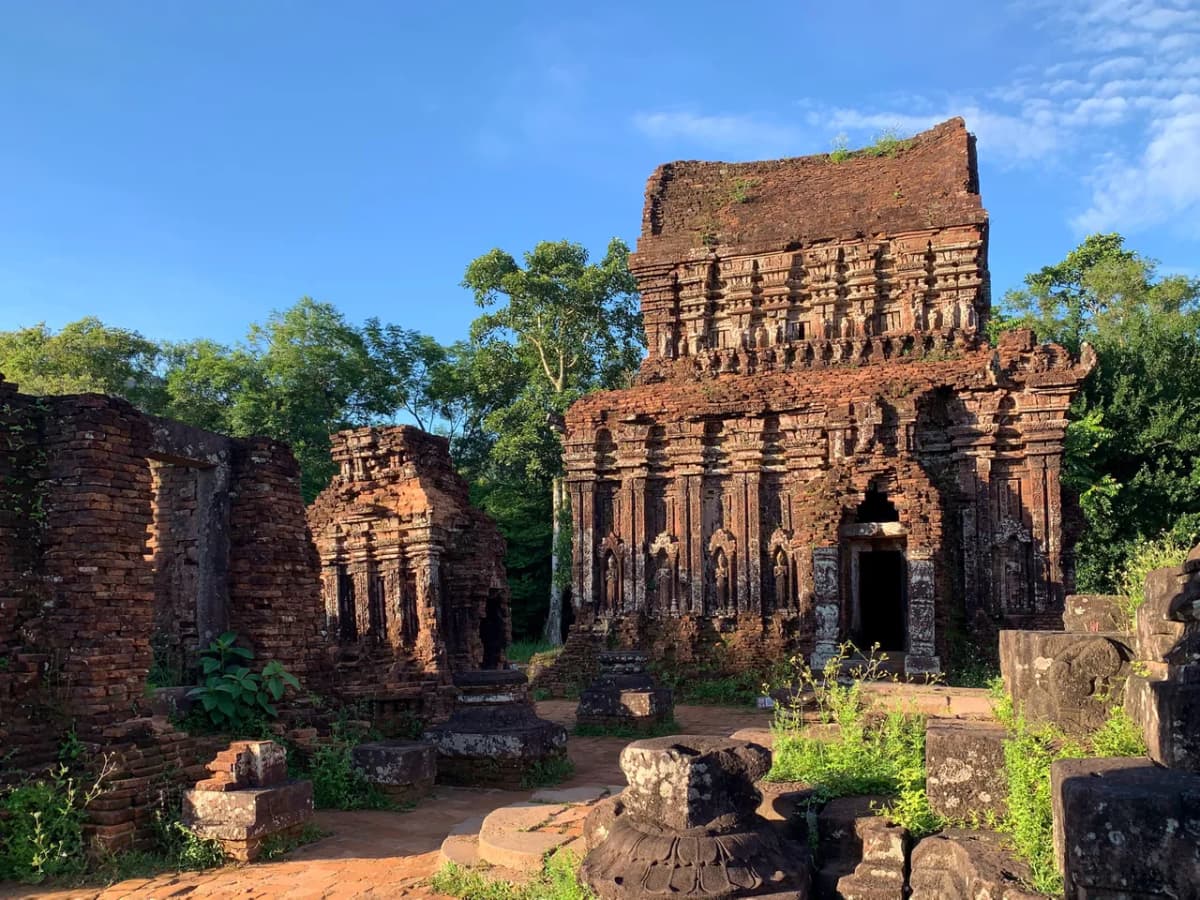 Rote Backstein-Cham-Tempeltürme im Heiligtum My Son, Vietnam
