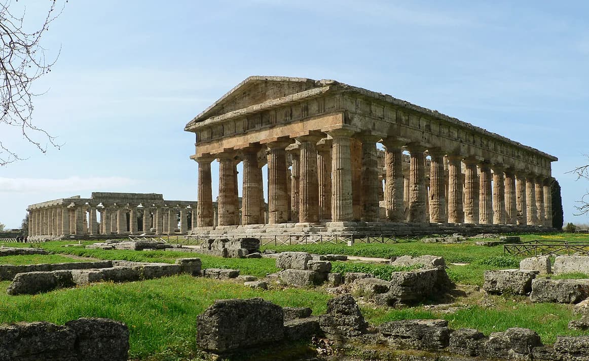 Paestum'daki üç Yunan tapınağı, ön planda II. Hera Tapınağı