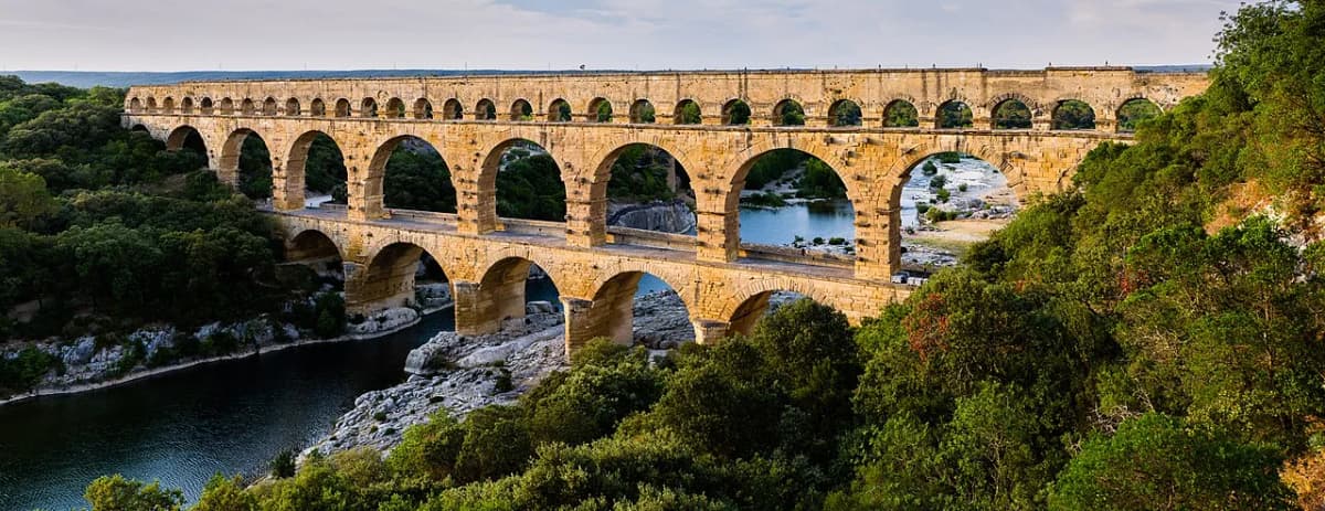 Fransa'daki Gardon Nehri üzerindeki üç katlı Roma su kemeri köprüsü Pont du Gard