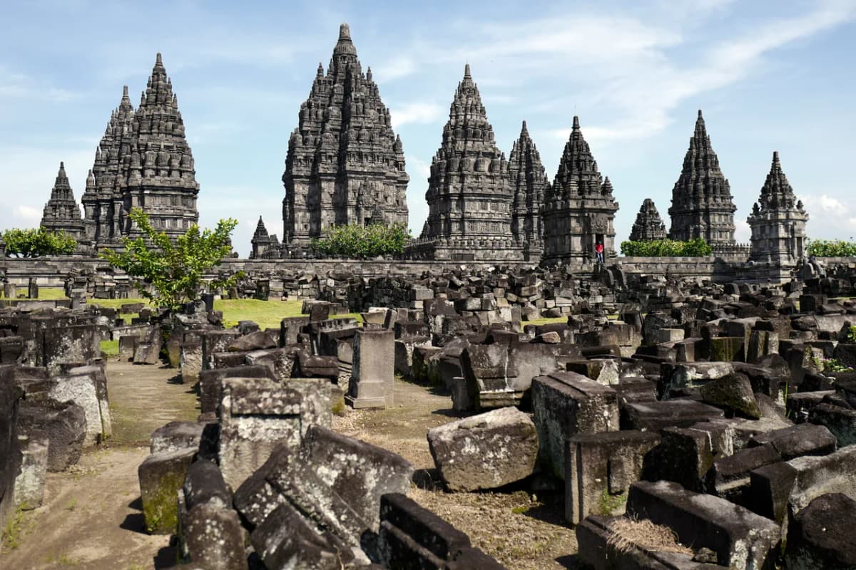 Die drei Haupttürme von Prambanan bei Sonnenuntergang, Java