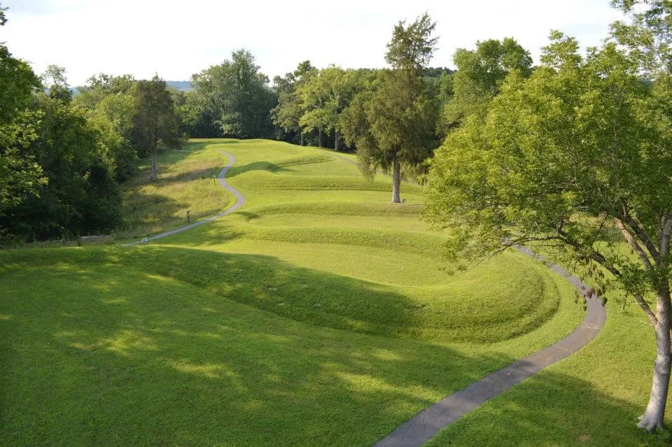 Luftaufnahme des Great Serpent Mound, eines 411 Meter langen schlangenförmigen Effigy-Erdwerks in Adams County, Ohio
