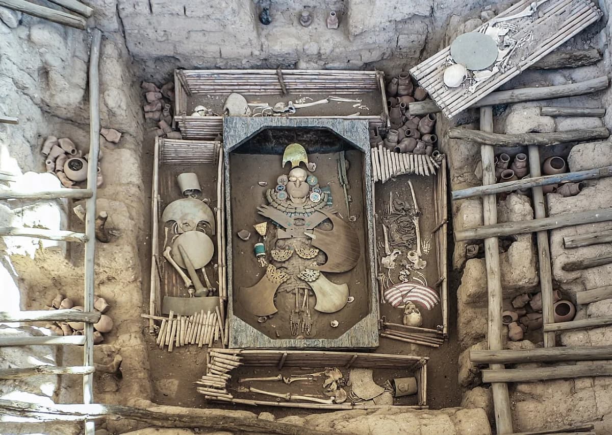 Rekonstruktion des Grabes des Herrn von Sipán mit goldenen Insignien, Peru