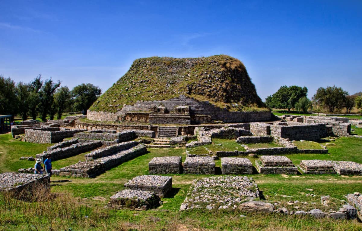 Ruinen von Sirkap, der hellenistischen Stadt Taxila, mit sichtbaren Straßen im Schachbrettmuster