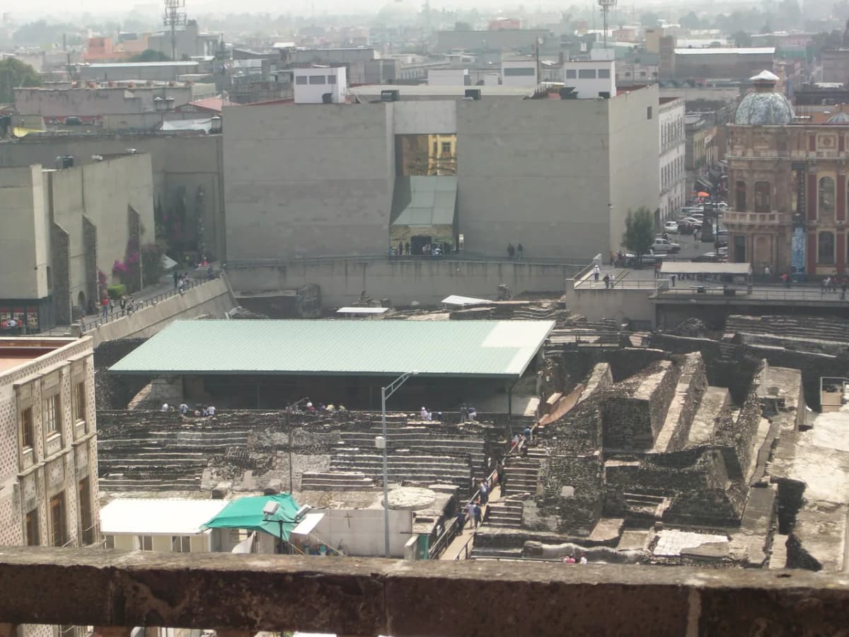 Meksiko şehir merkezindeki Templo Mayor'un kazılmış kalıntıları
