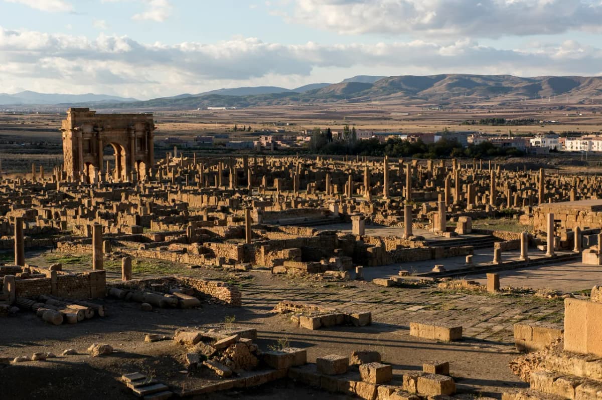 Der Trajansbogen von Timgad, am Ende des römischen Decumanus maximus