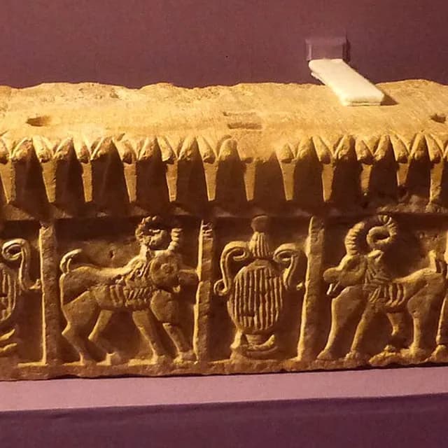 Decorated limestone lintel from Qaryat al-Faw, 3rd century BCE