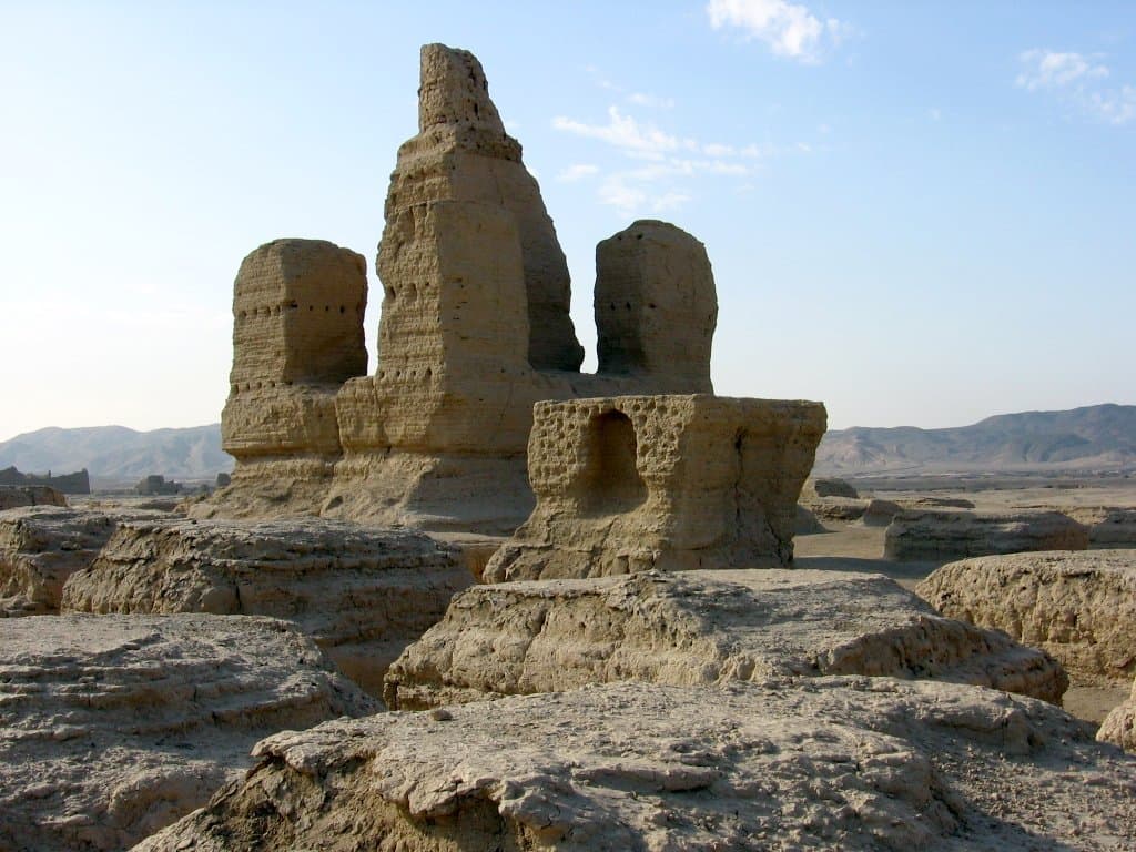 Winderodierte Lehmziegel- und Lössruinen der antiken Stadt Jiaohe bei Turpan