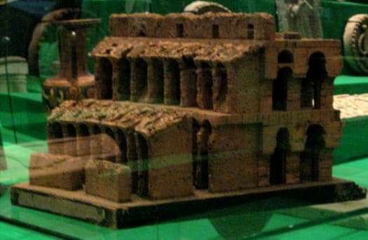 Das Kolosseum (Flavisches Amphitheater) - c. 80 CE