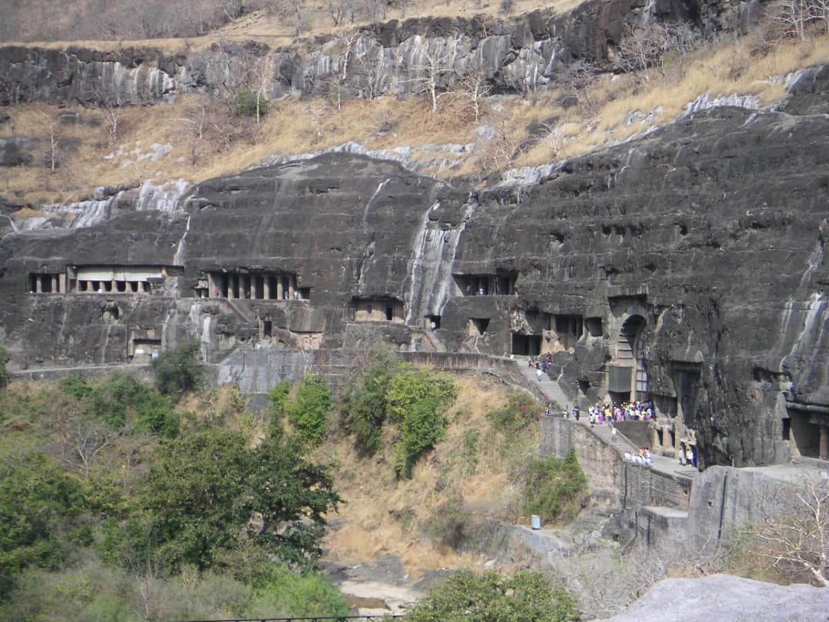 In den Fels gehauene buddhistische Höhlenklöster von Ajanta, in eine hufeisenförmige Schlucht gebaut, Maharashtra, Indien