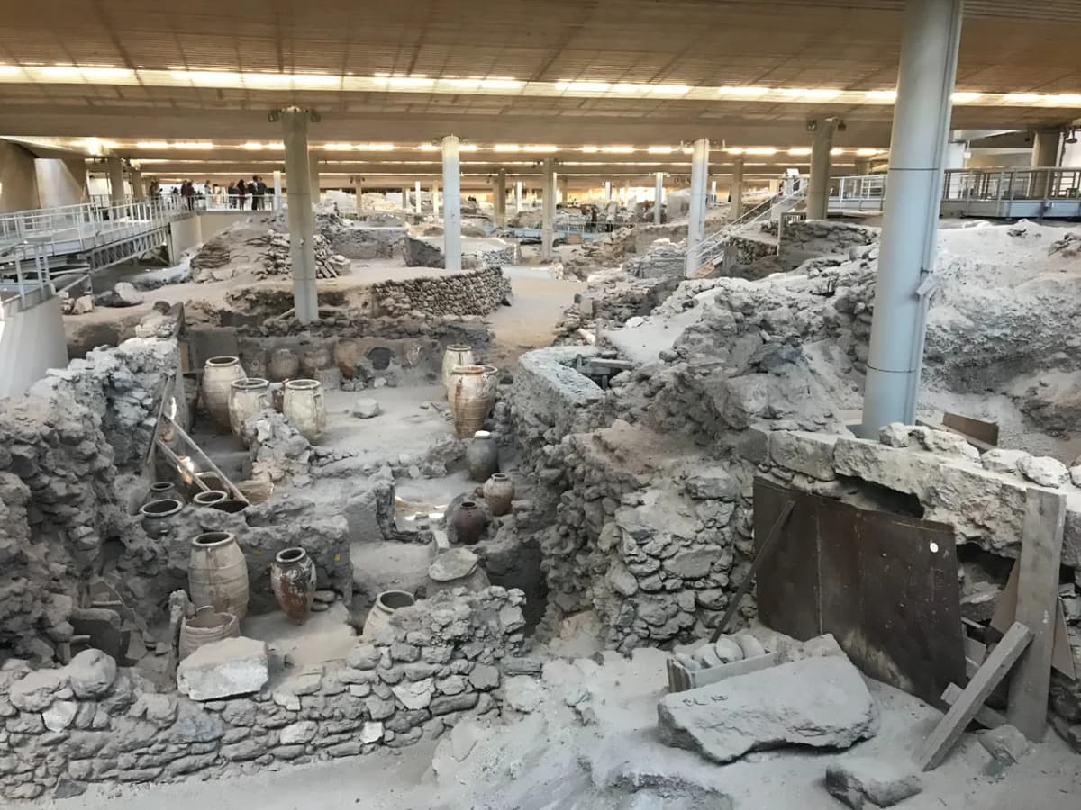 Ausgegrabene mehrstöckige Gebäude in Akrotiri unter dem Schutzdach