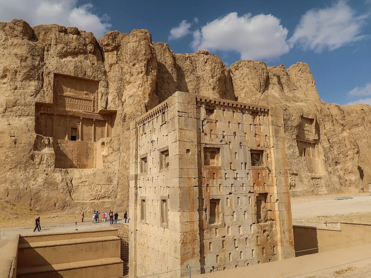 Die achämenidischen Felsengräber und sassanidischen Reliefs in Naqsch-e Rostam, Iran