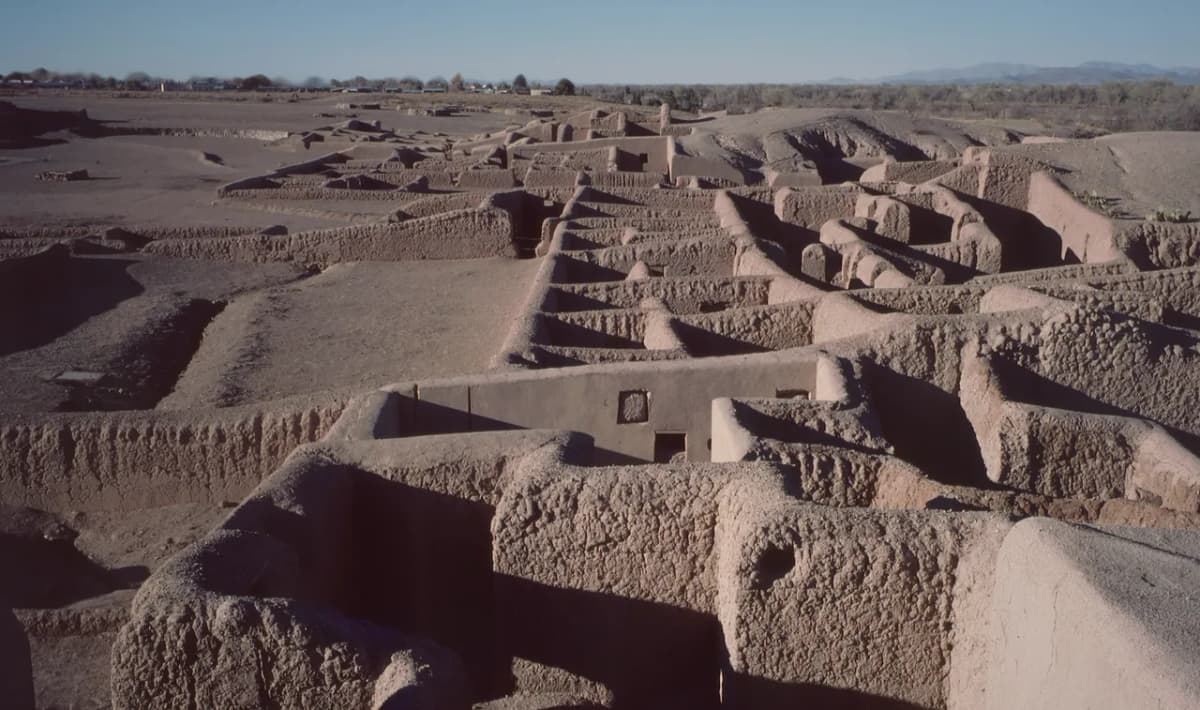 Mehrstöckige Adobe-Ruinen in Paquimé (Casas Grandes), Chihuahua, Mexiko