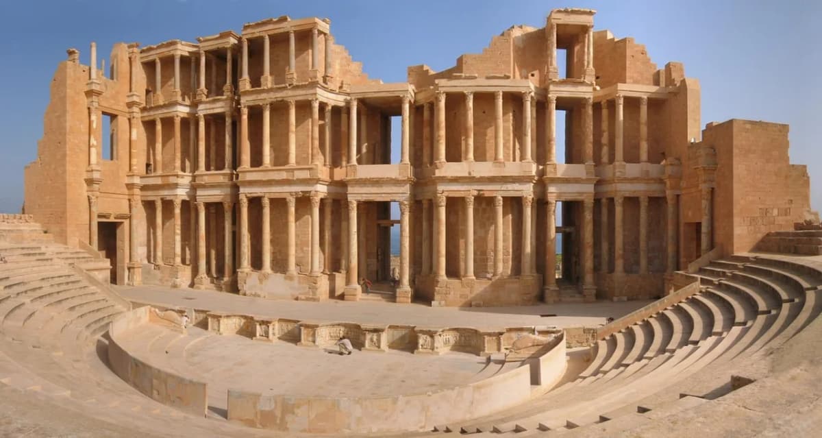 Das römische Theater von Sabratha mit Blick auf das Mittelmeer