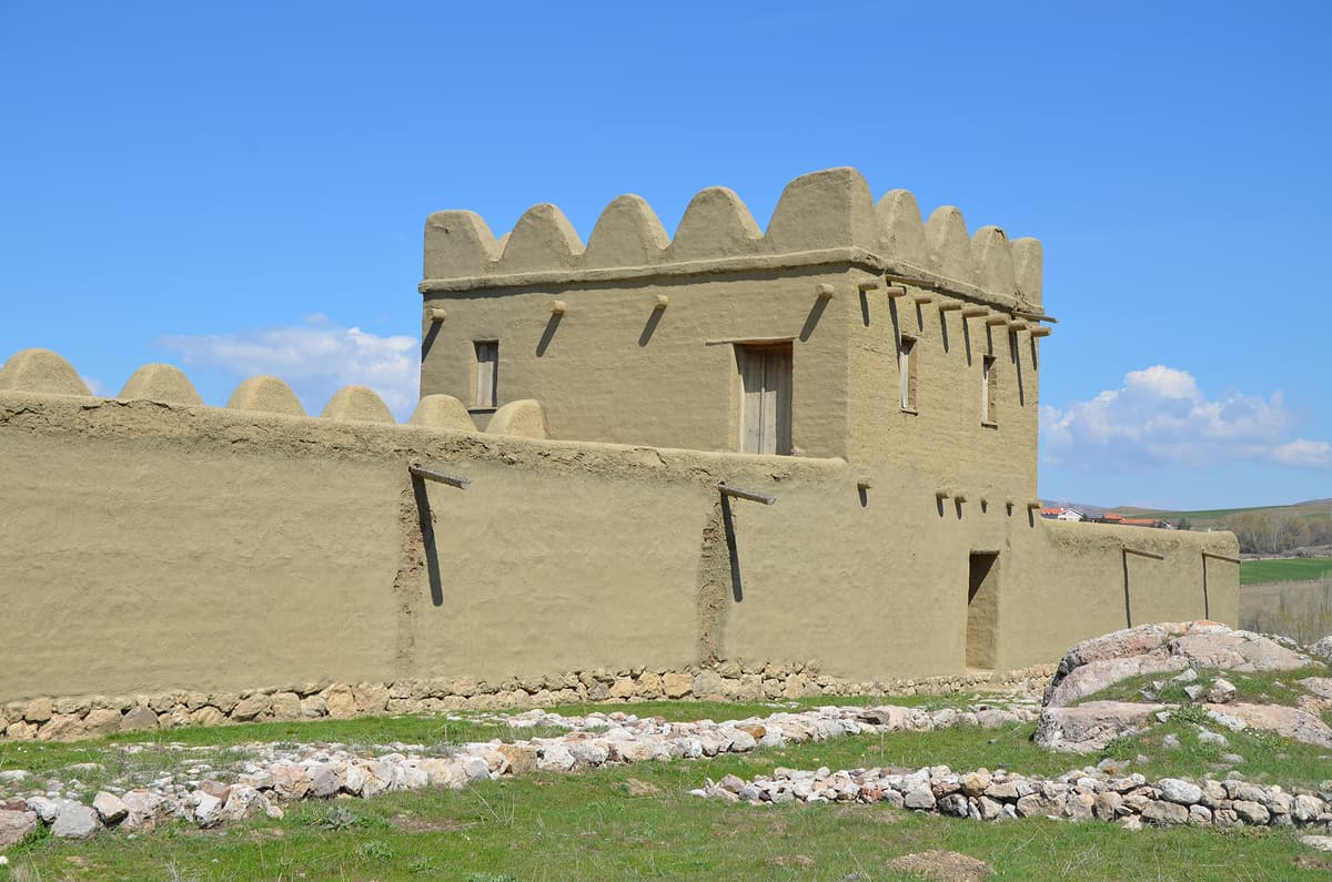 Die Lehmziegel-Stadtmauer von Hattuscha - c. 13th Century BCE