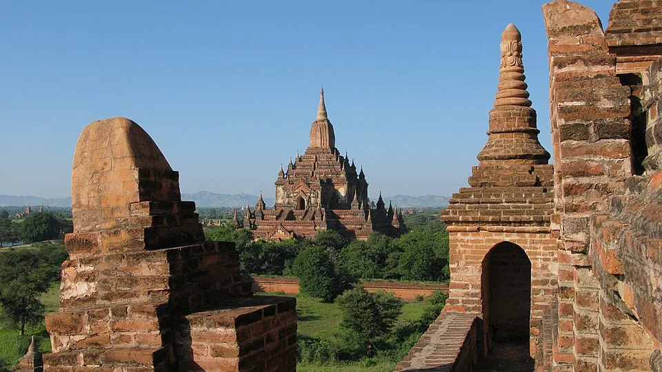 Bagan, Myanmar, Htilominlo Temple and other Buddhist stupas in Bagan plain