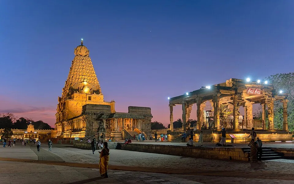 Maha Shivaratri sırasında Brihadisvara Tapınağı-WUS03611 düzenleme