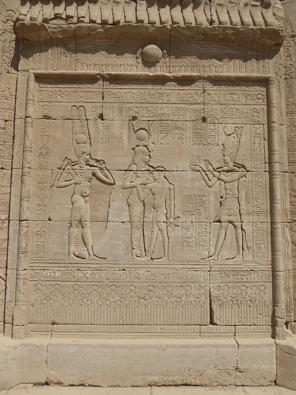 Trajan Hathor, Ihy ve Harpokrates'e Sunu Yapıyor, Dendera