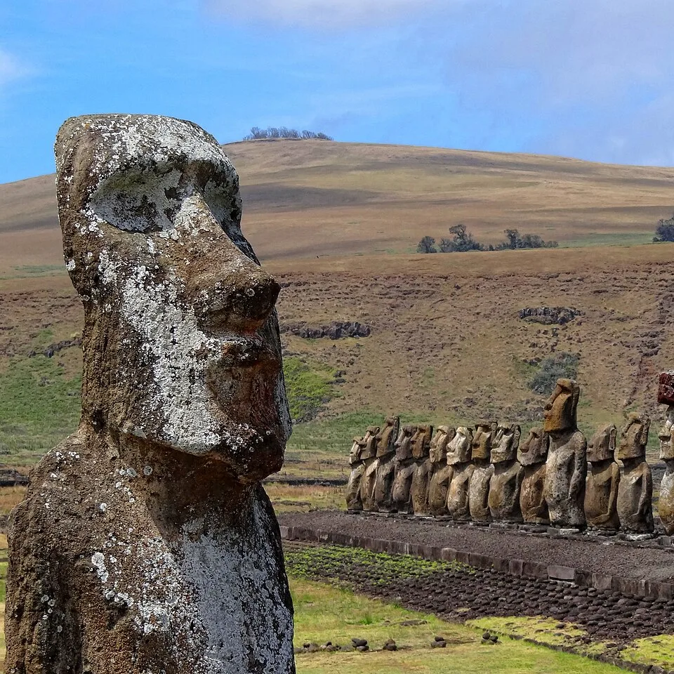 Ahu-Tongariki-and-Traveling-Moai cropped