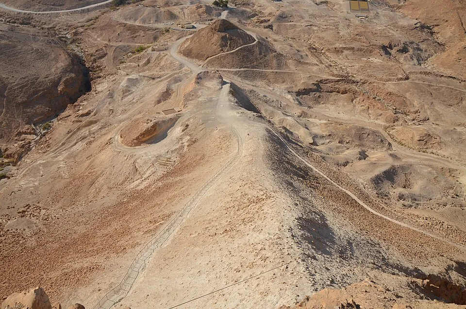 The Roman siege ramp seen from the hilltop, Masada (15444361849)