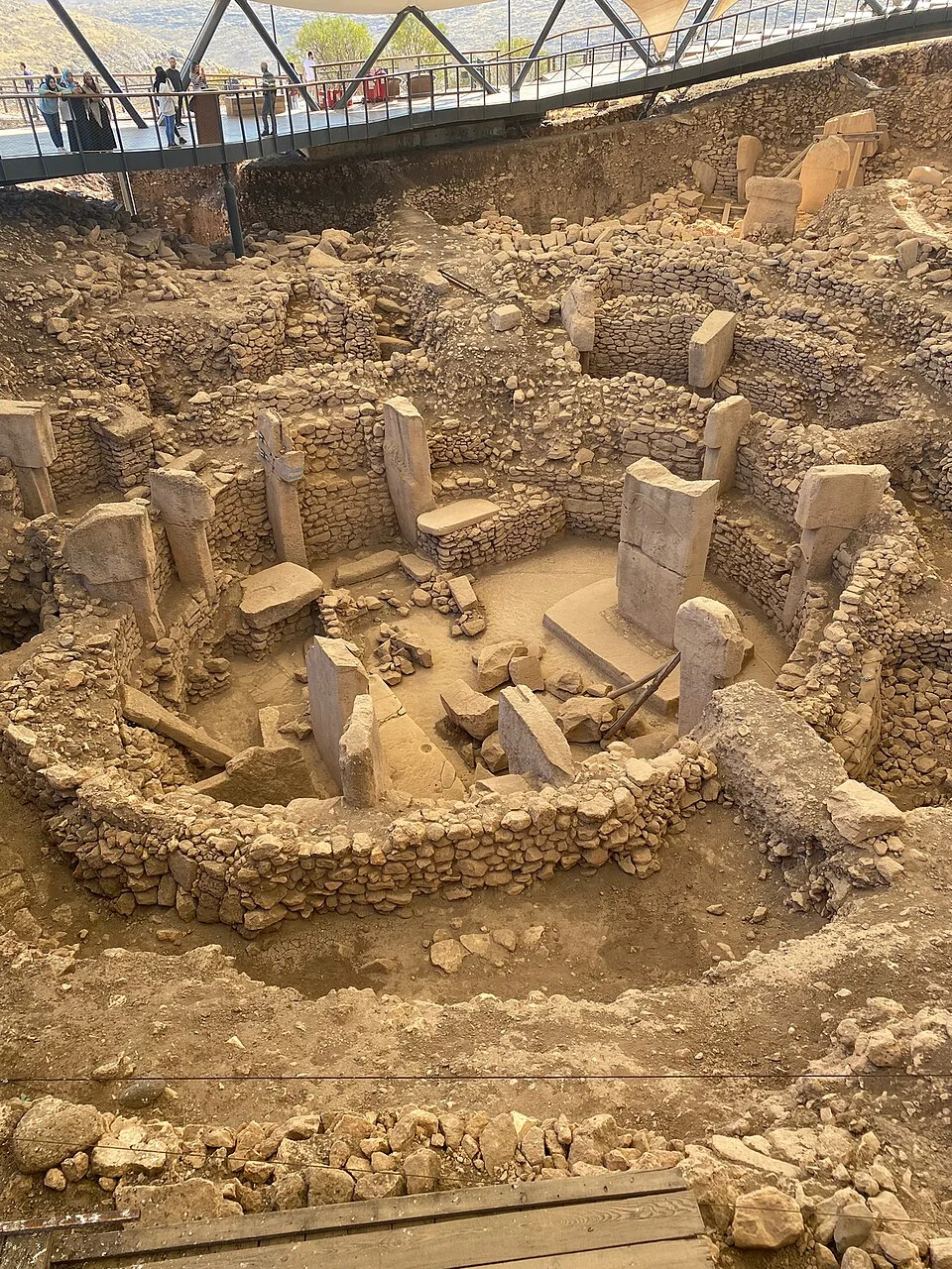 Besucherüberdachung über den wichtigsten T-Pfeiler-Anlagen von Göbekli Tepe