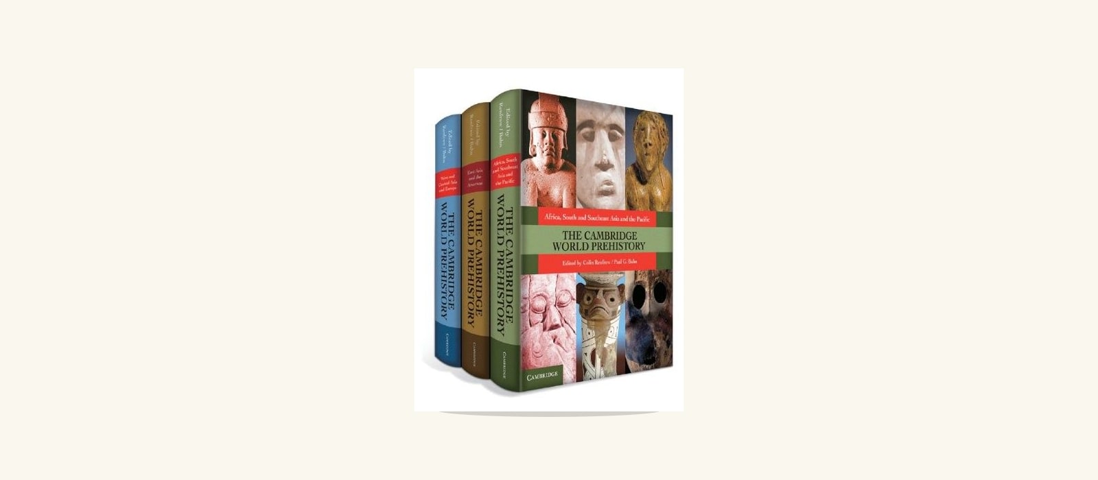 Das dreibändige Schuber-Set von "The Cambridge World Prehistory", herausgegeben von Colin Renfrew und Paul G. Bahn, mit Artefaktfotografien auf jedem Buchrücken